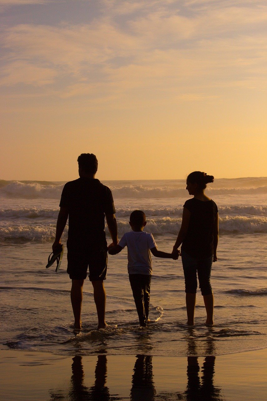beach, family, silhouettes, love, couple, nature, kid, family silhouette, sunset, india, kerala, dusk, twilight, shore, seashore, family vacation